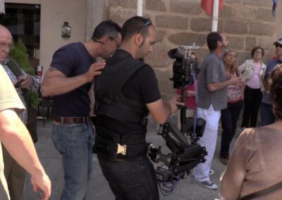 Equipo de vídeo rodeado de multitud grabando en extreriores