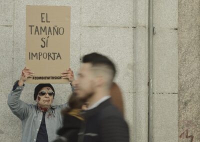 hombre con cartel "el tamaño si importa"